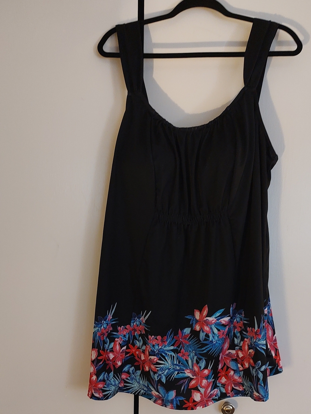 FIRST OFFER! 2- Piece Floral Hem Tankini Swimsuit